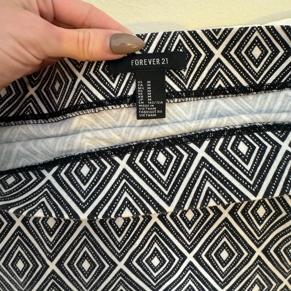 FOREVER 21 Miniskirt Boho Pattern, Bodycon. Black & White - Picture 5 of 5